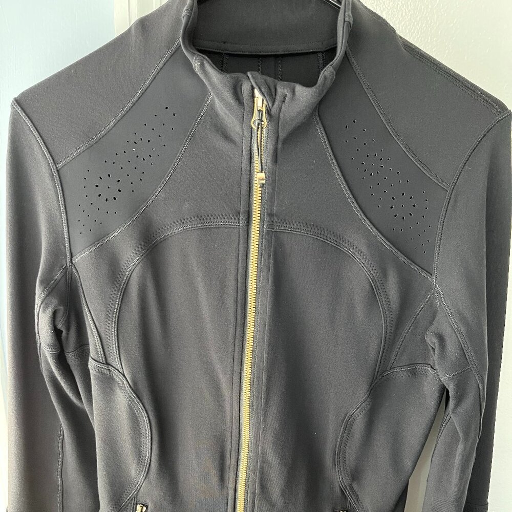 Lululemon Forme Jacket Laser-Cut Black with Gold Size 8 EUC